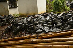 黑色物体与竹子堆放场景