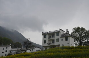 山间云雾下的中式建筑群