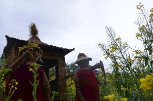 藏区村落中身着红衣的人