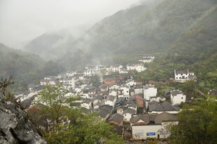 山间雾绕的古朴村落