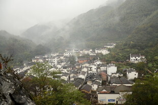 雾中静谧山村美景