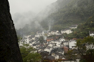 云雾缭绕中的古朴村落