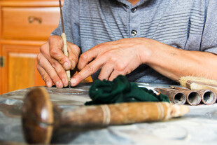 工匠专注手工制作物件