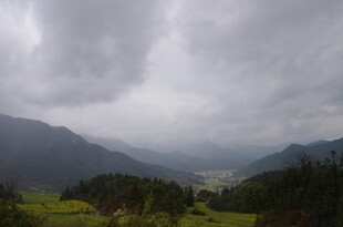 山间云雾缭绕景色迷人