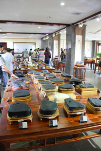 室内展示的多样精美工艺品