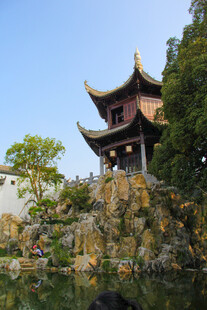 中式古典园林中的楼阁景观