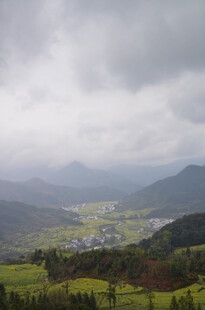 山间绿野 云雾缭绕之景