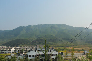 山村景致 屋舍与青山相依