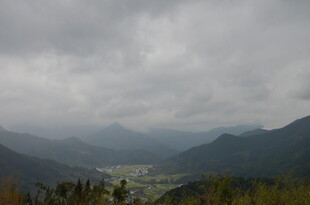 山间云雾缭绕的壮美景色