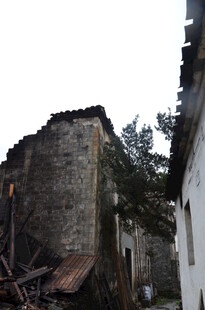 破旧石砌房屋与周边景象