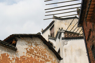 古旧屋顶展现岁月痕迹