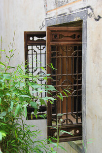 古朴铁门旁的绿植景致