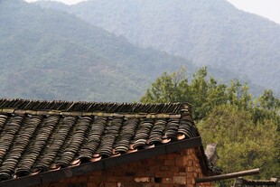 乡村屋顶与远山景致