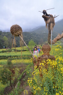 田园稻草人景观 游人漫步