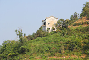 山坡上的独栋房屋