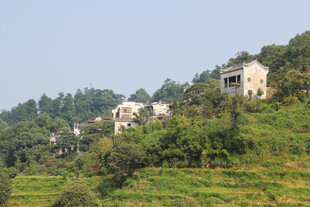 山坡上的几座雅致民居