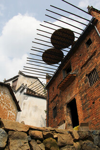 古朴村落建筑与晾晒设施