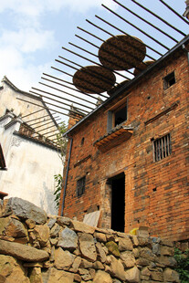 古朴乡村砖瓦房与晾晒架