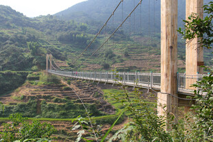 山间悬索桥 风景独好
