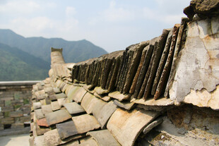 老旧屋顶 远山相伴