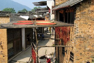 古村落小巷晾晒场景