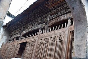 古旧木质建筑门廊