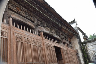 古朴木质古建筑外观