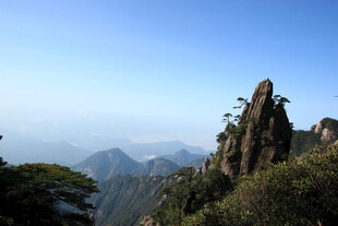 峻峭山峰 云雾缭绕美景