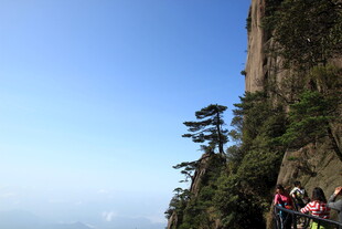 悬崖边的徒步者