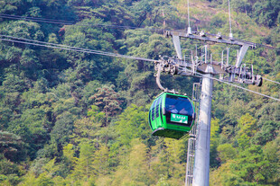 山林间的绿色缆车