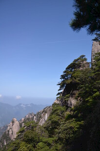 黄山峻岭蓝天绿树景观