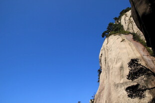 陡峭山峰 蓝天映衬