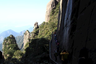 险峻山峰间的蜿蜒步道