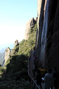 山间栈道上的徒步人群