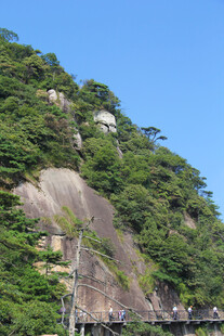 青山峻岭间的游人栈道