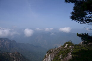 山巅云海间的秀丽景致