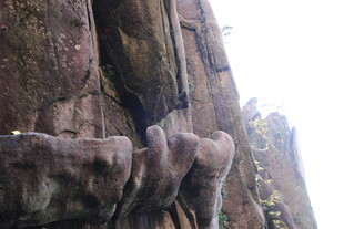 悬崖上的奇特岩石景观