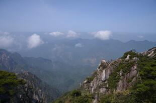 高山云海壮丽自然景观
