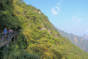 山间栈道上的徒步人群