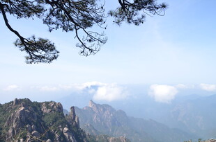 黄山美景 云雾缭绕的山峦