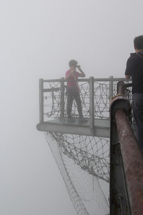 雾中观景台游客赏景