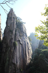 巍峨奇峰屹立山林间