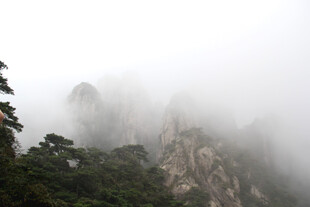 云雾缭绕的壮美山峦