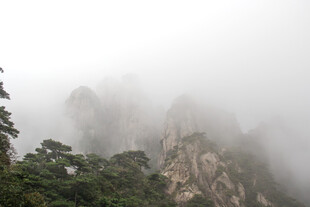 云雾缭绕的壮美山峦