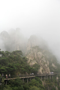 云雾缭绕中的山间栈道