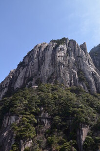 巍峨山峰绿意点缀