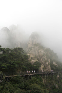 云雾缭绕中的山间栈道