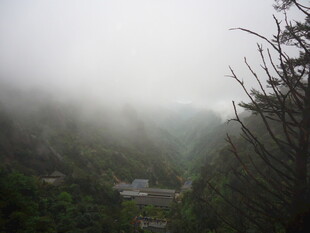 山间雾霭中的隐秘建筑