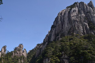 巍峨峻峭的壮丽山峰