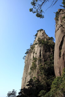 巍峨奇峰屹立蓝天之下